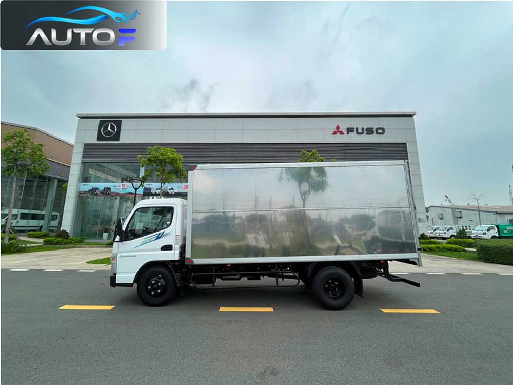 Xe tải Fuso Canter TF4.9 thùng kín (1.9 tấn - dài 4.5m)